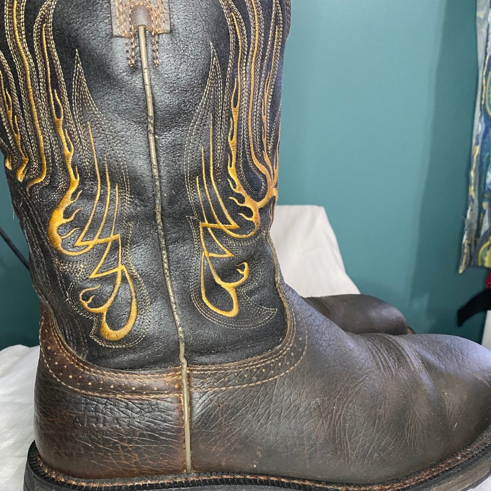 Ariat men’s steel toe with rubber outsole.